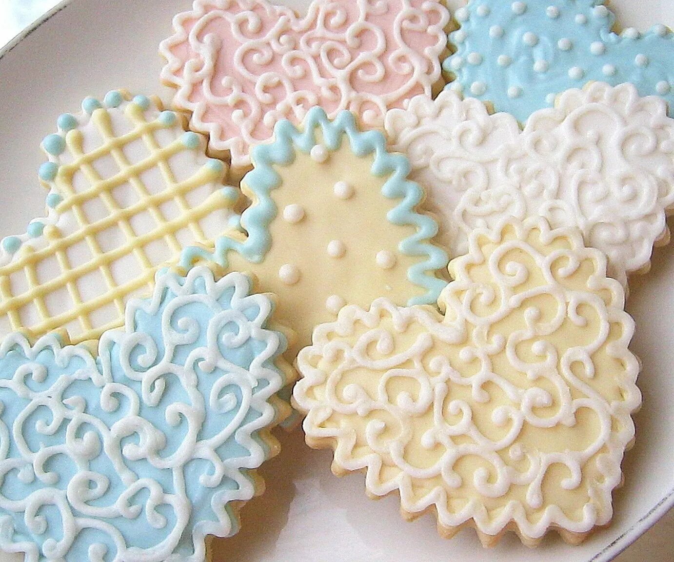 Айсинг для украшения. Айсинг королевская глазурь. Как сделать айсинг. Украшения из айсинга для тортов. Свадебный торт с кружевами.