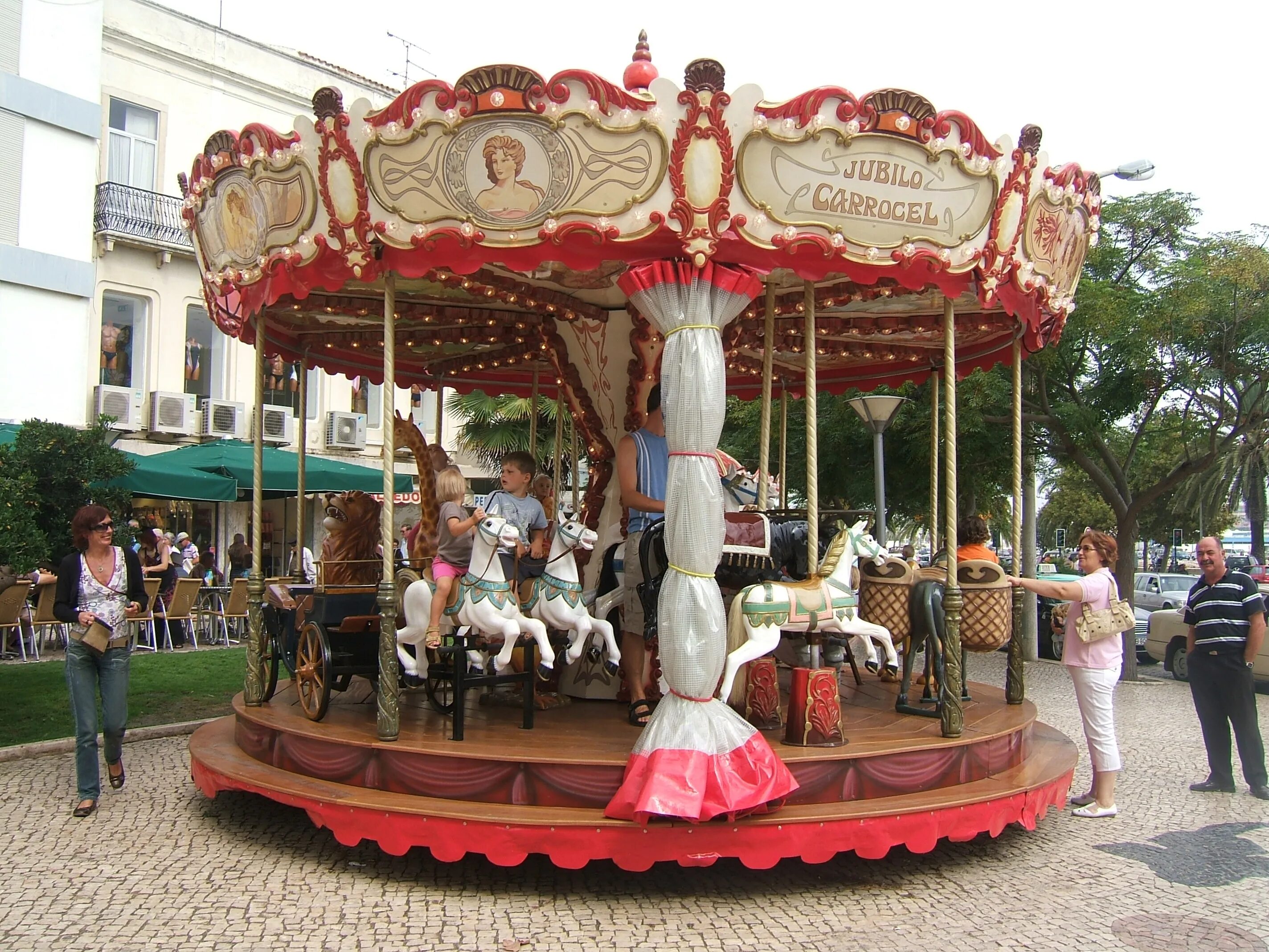 Merry go Round Карусель. Карусель с лошадками. Карусель аттракцион. Аттракцион лошадки.