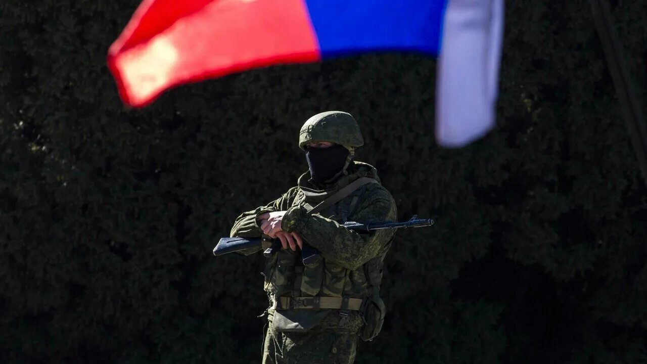 Военные флаги. Солдат с российским флагом. Русские военные с флагом Росси. Солдаты СС российским флагом.
