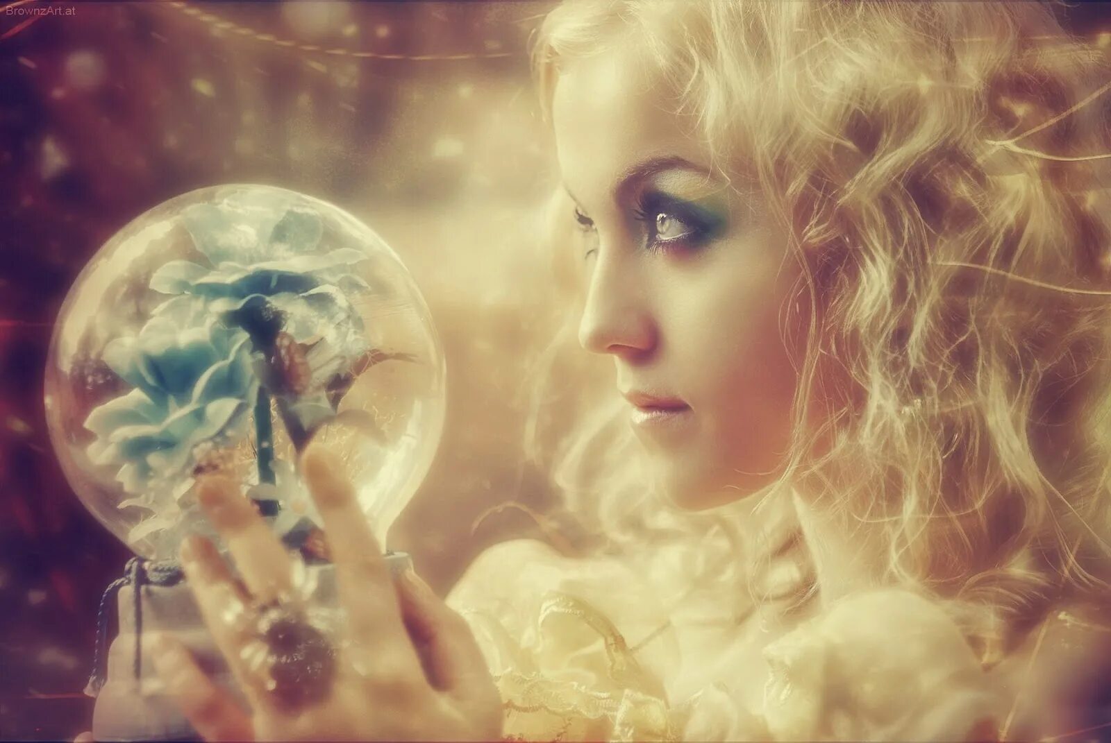 волшебные люди слушать. волшебные люди слушать. магический шар в руках. магическая женщина. таинственная девушка.