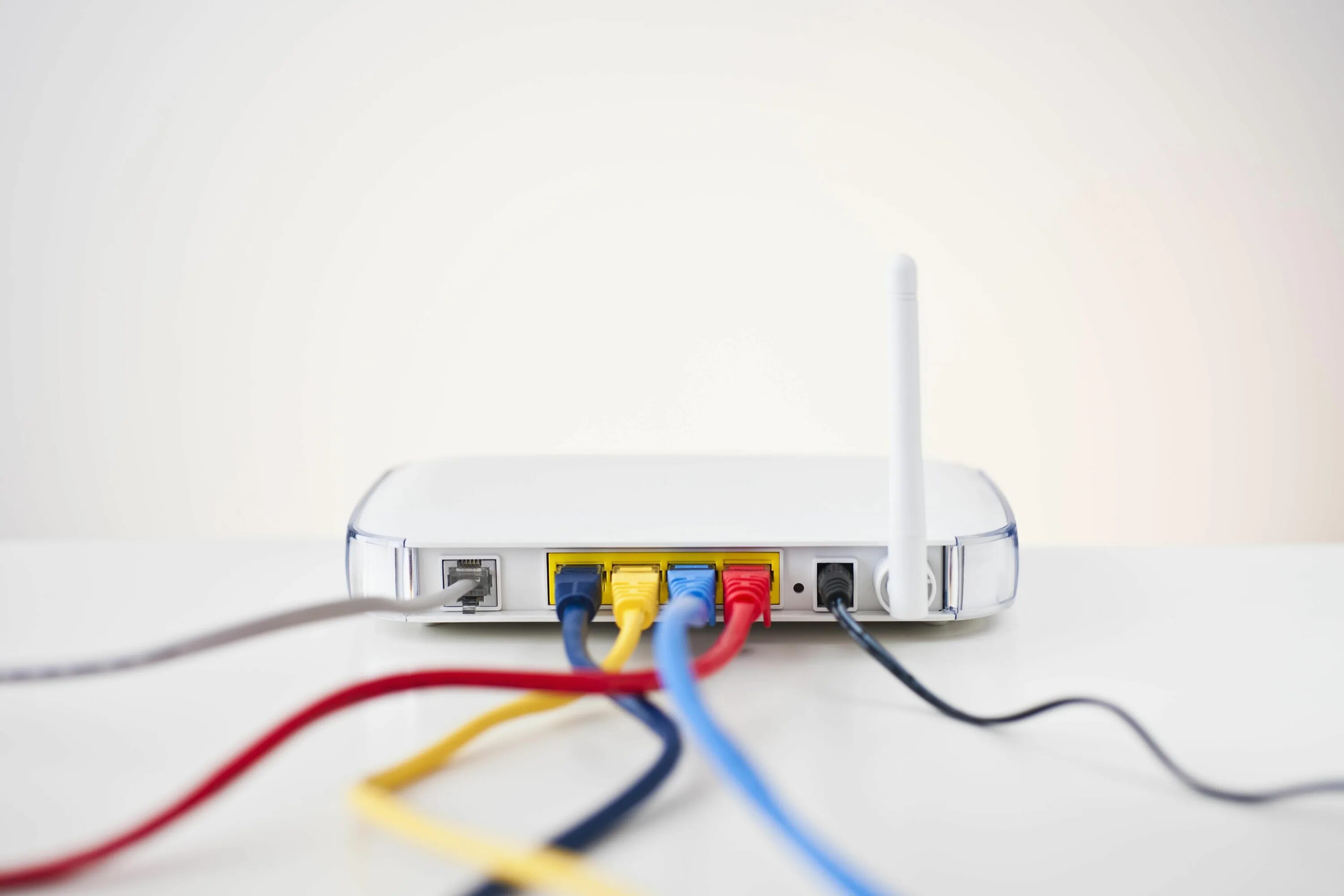 Роутер в частном доме. Беспроводные сети wi-fi. Усилить сигнал роутера wi fi. Беспроводной интернет в частный дом. Роутер в частном доме.