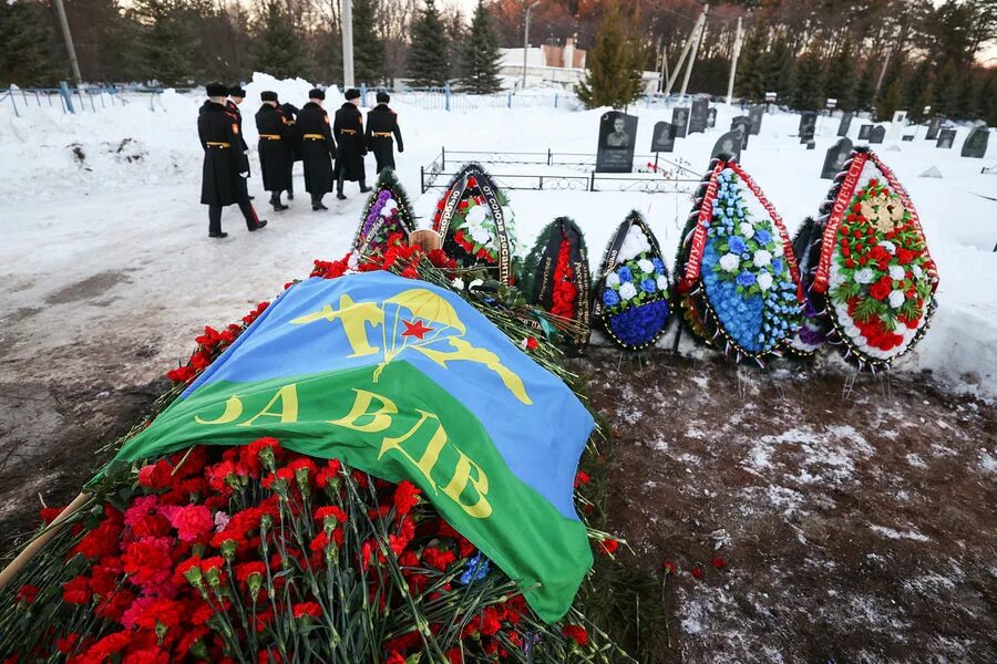 Родственникам погибших военных. Похороны Ильнура Сибгатуллина Нижнекамск. Похороны военнослужащего погибшего на Украине.