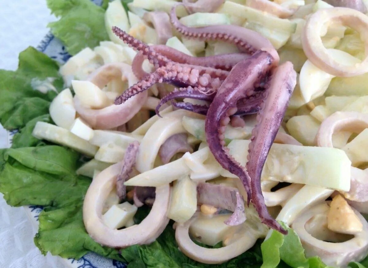 Кальмар свежий огурец. Салат с кальмарами самый вкусный. салат с кальмарами самый простой. салат из кальмаров с луком. салат с кальмаром красивый.