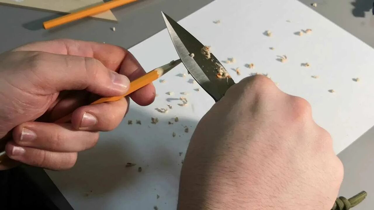 Карандаш заточенный ножом. Заточка карандаша. Заточка карандаша для рисования. Нож для заточки карандашей. Скрип карандаша