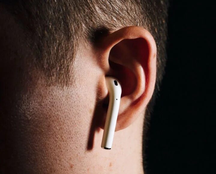 Airpods садится наушник. Air pods в ухе AIRPODS 3. AIRPODS 2. AIRPODS 2 В ушах. Наушники аирподсы в ушах.