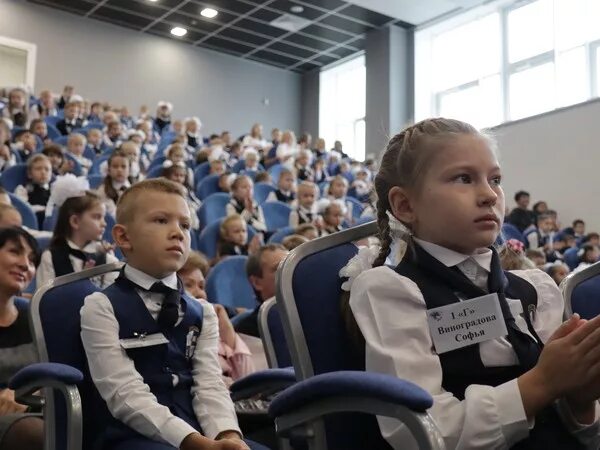 Школа 1 Екатеринбург. Школа номер 1 Екатеринбург. Екатеринбург виз школа 1. Школа 1 на Крылова Екатеринбург. Новости екатеринбурга школы