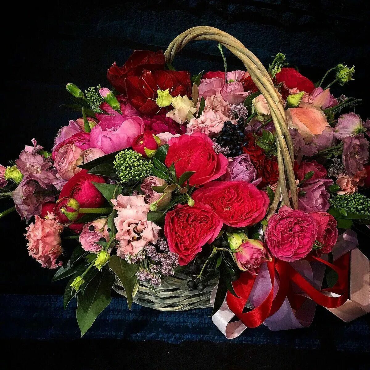 Роскошный букет. Корзина с цветами. Шикарный букет цветов. Красивые корзины с цветами.