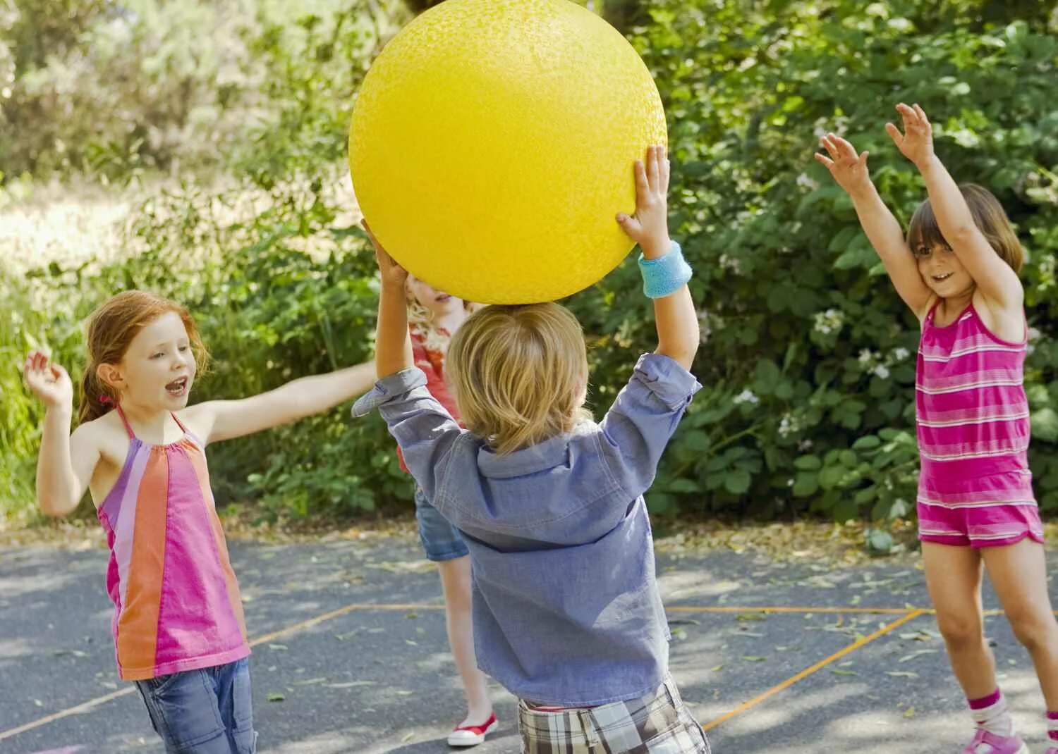 Дети играют в мяч. Активные игры для детей. Игры с мячом для детей. Подвижные игры для детей.