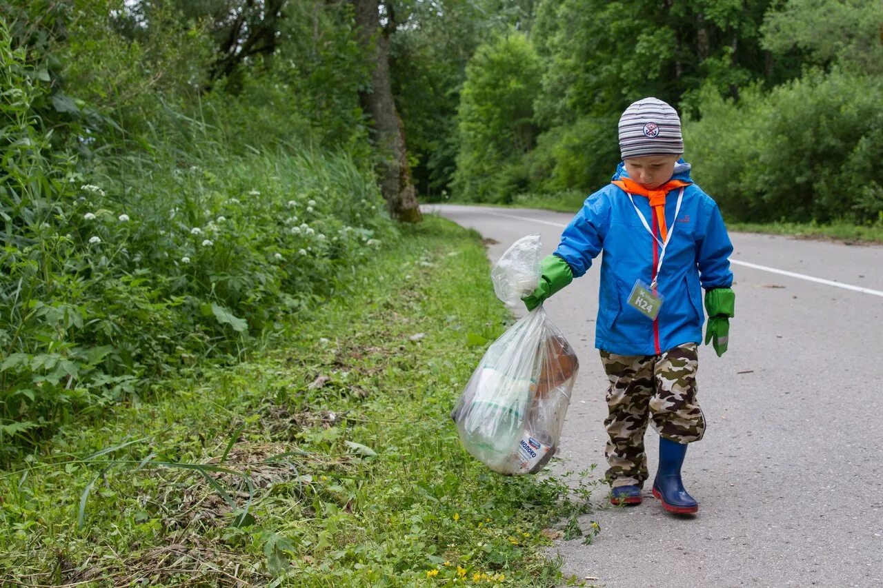 Убирать мусор. Дети убирают мусор. Дети мусорят на природе. Дети собирают мусор. Вынести сбор