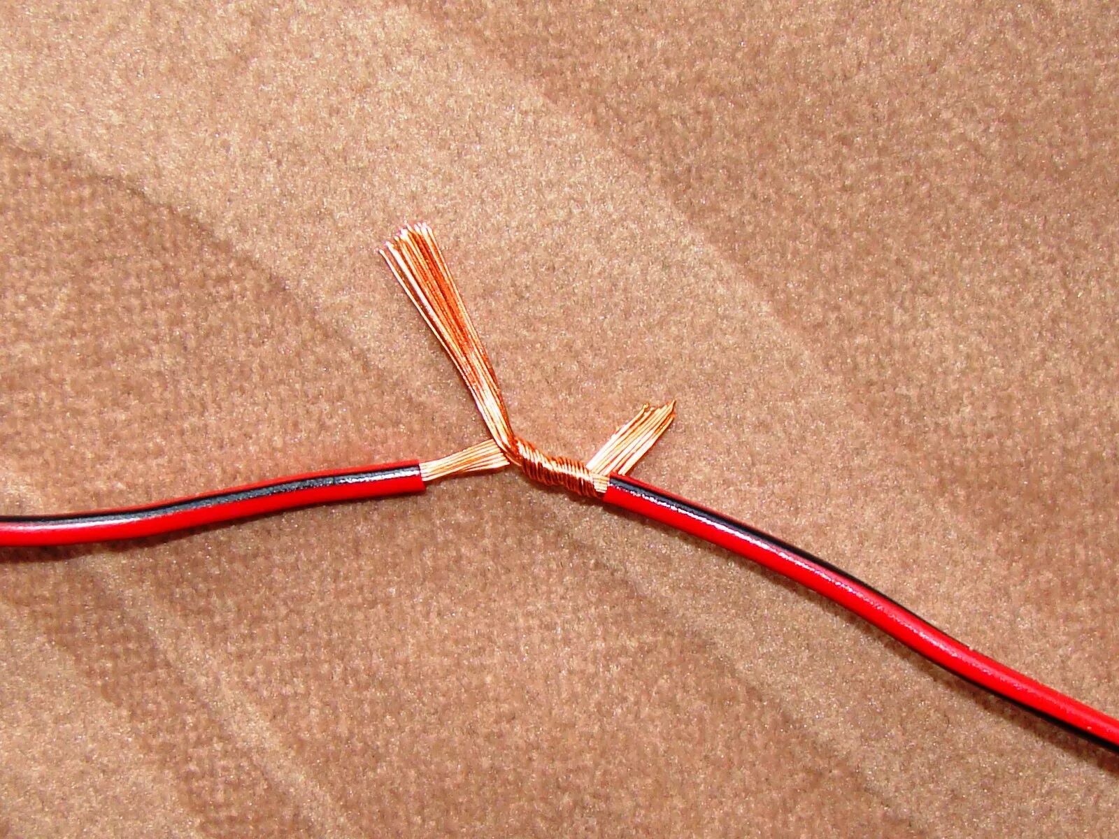 Соединение многожильного провода скруткой. Правильная скрутка многожильных проводов. Соединитель автомобильных проводов скрутка. Правильное соединение проводов скруткой.