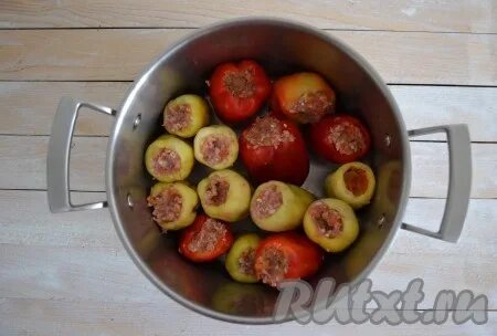 Перец фаршированный мясом с сметанном соусе