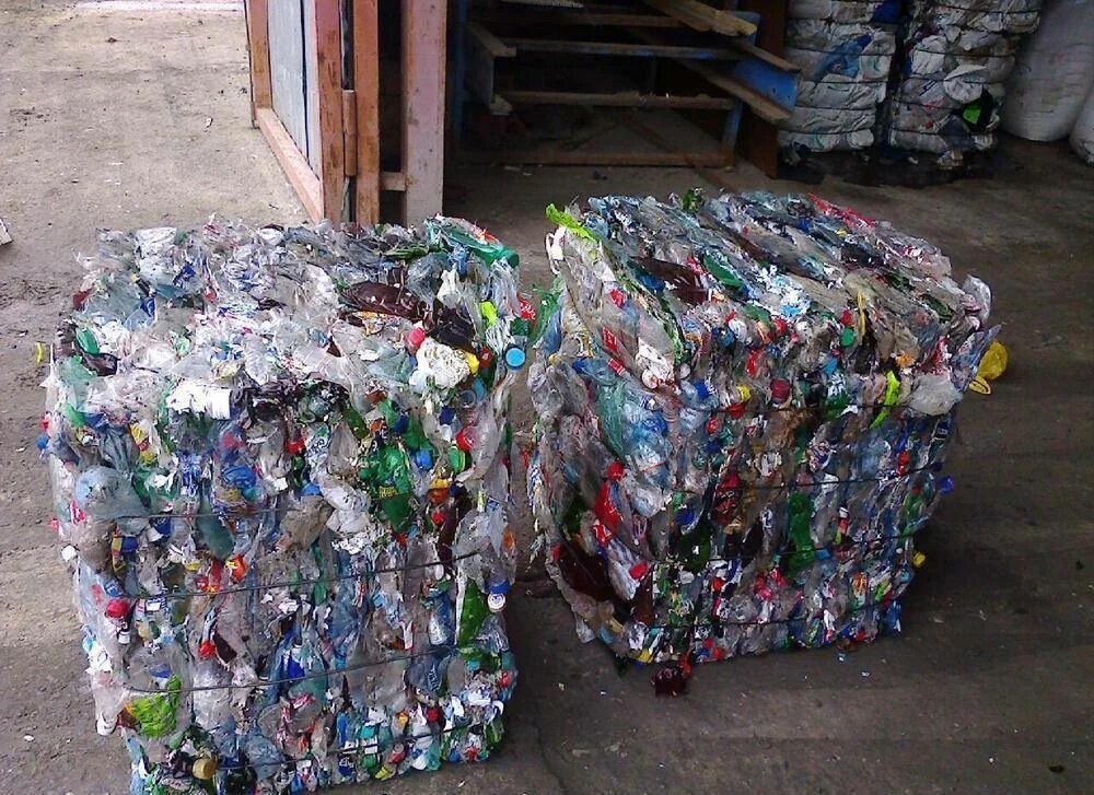 ПЭТ отходы прессованная. Полигонный ПЭТ. Пластиковые бутылки отходы. Прессованные пластиковые бутылки. Втор 6