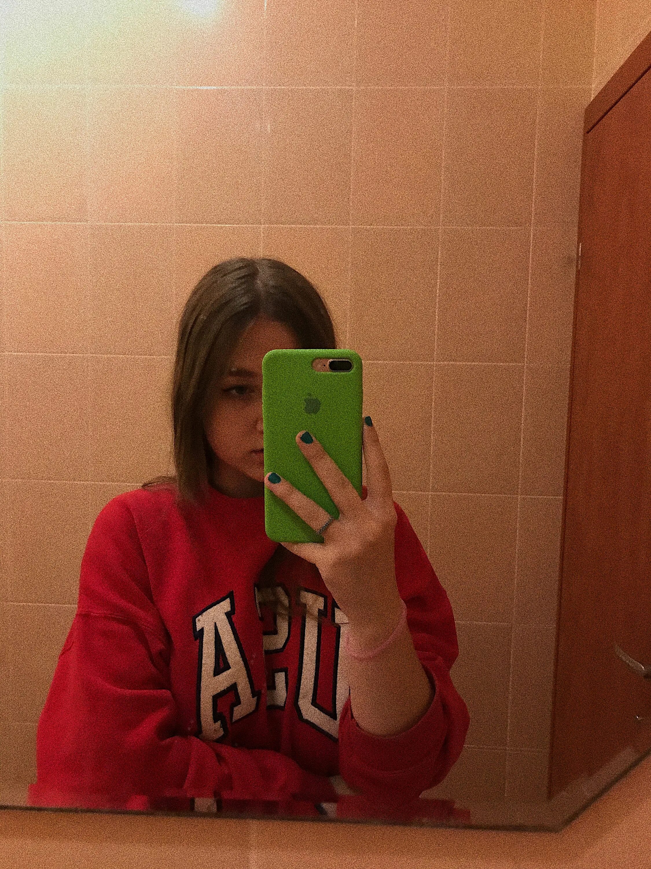 Девочка с айфоном в зеркале. Девушка с айфоном. девушка с айфоном в зеркале. айфон 12 для девочек. селфи с айфоном в зеркале.