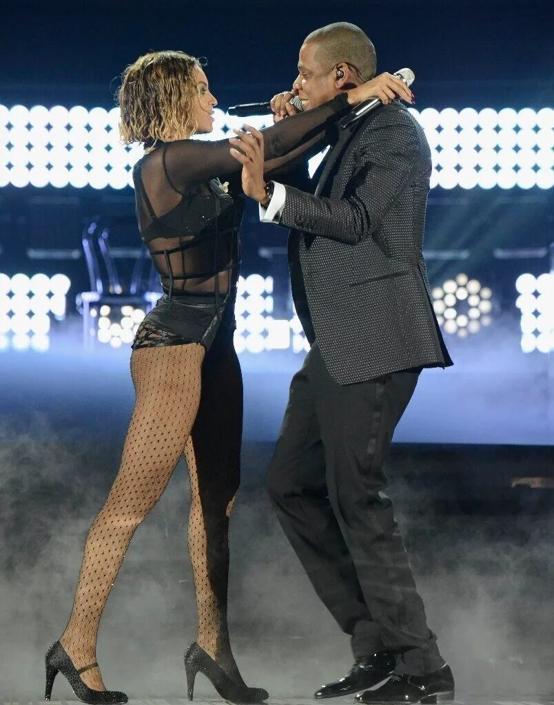 Miley cyrus mtv 2013. Майли сайрус выступление в лондоне. Майли сайрус на сцене. Откровенные выступления. Откровенные выступления.