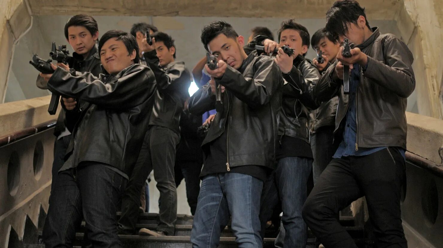 Боевики полностью. Фильм рейд 1. Ико ювайс пенчак силат. Джо таслим рейд. Сильвестр сталлоне неудержимые 4.