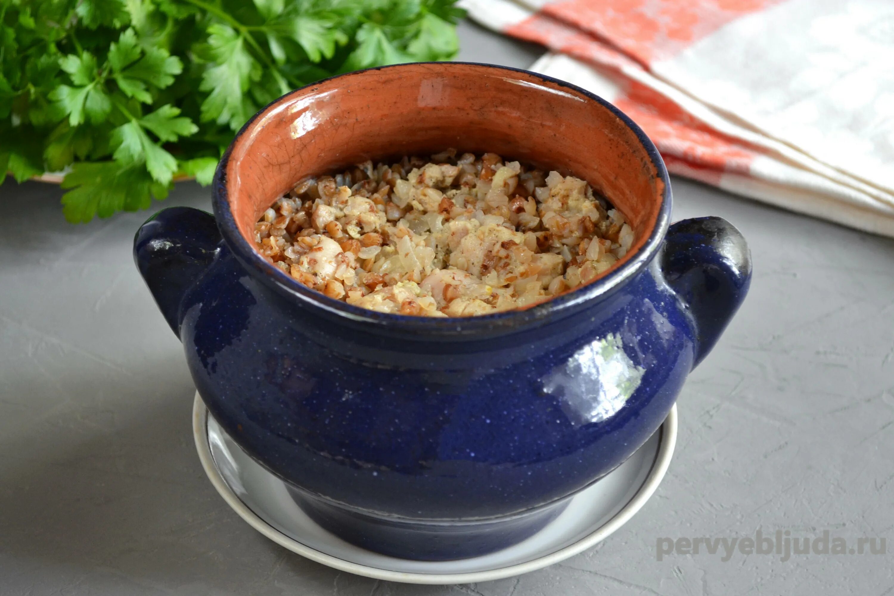 Гречка в горшочках в духовке с курицей