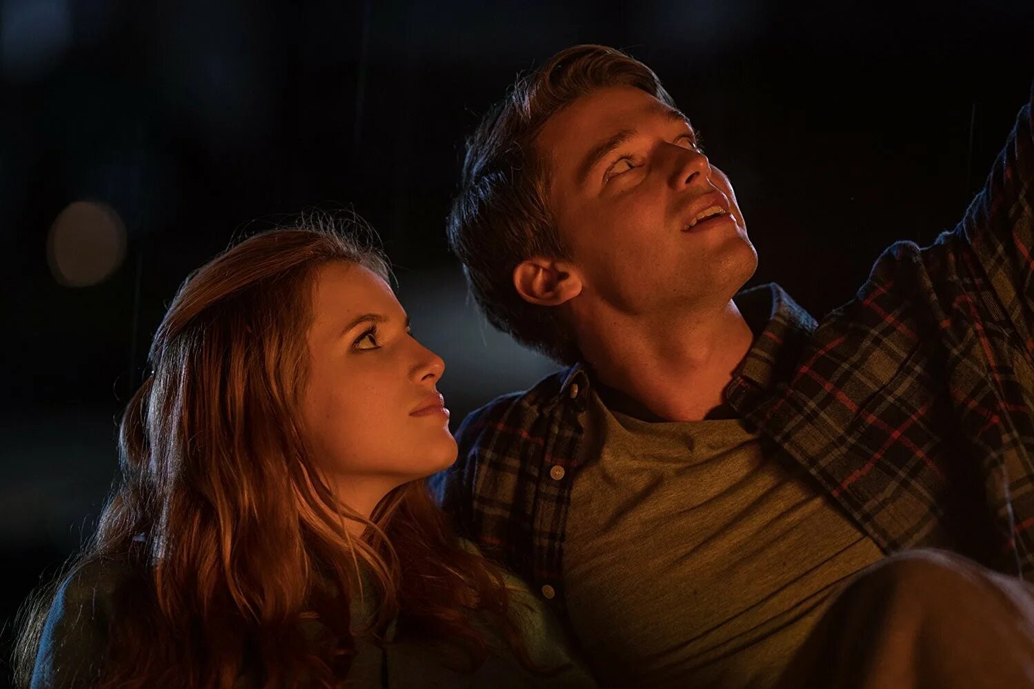 Белла торн полуночное солнце. Патрик шварценеггер полуночное солнце. Амандла стенберг весь этот мир. Весь этот мир фильм 2017. Полночное солнце кэти.