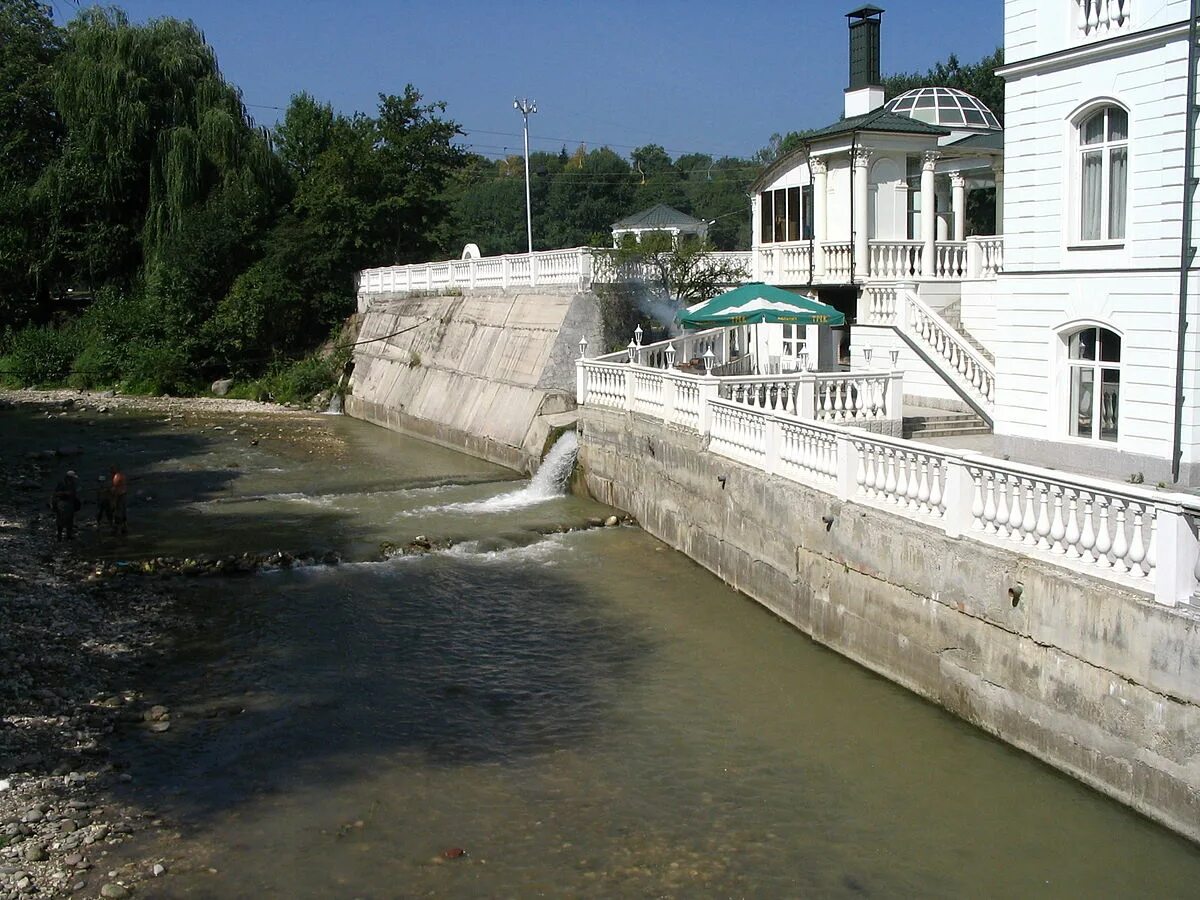 Куда можно сходить в нальчике. Долинск нальчик парк. Зеленый театр нальчик. Нальчик дворец. Кабардино-балкария достопримечательности.