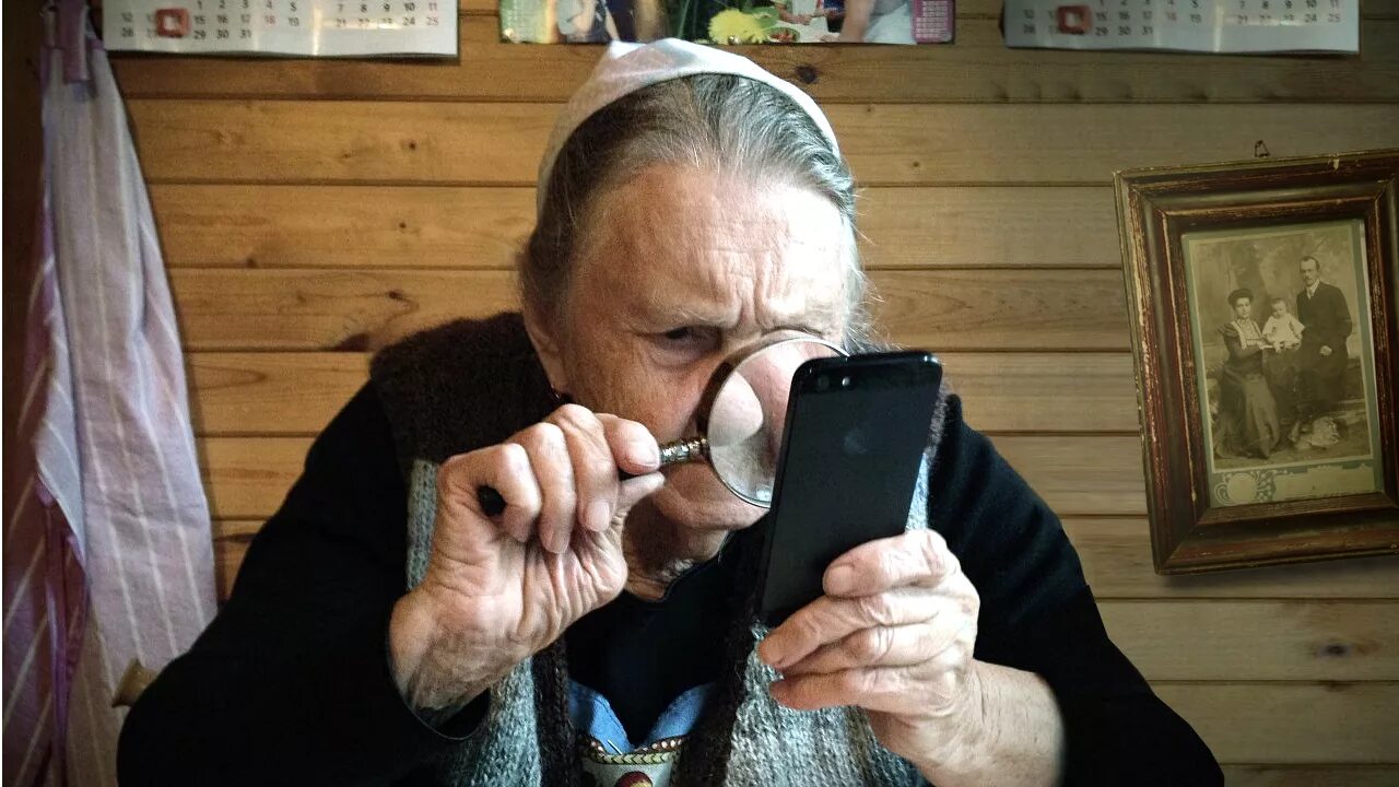 Старик старухе говорит. Бабка со смартфоном. Бабушка с телефоном. Смартфон для пожилых людей. Старушка с мобильником.