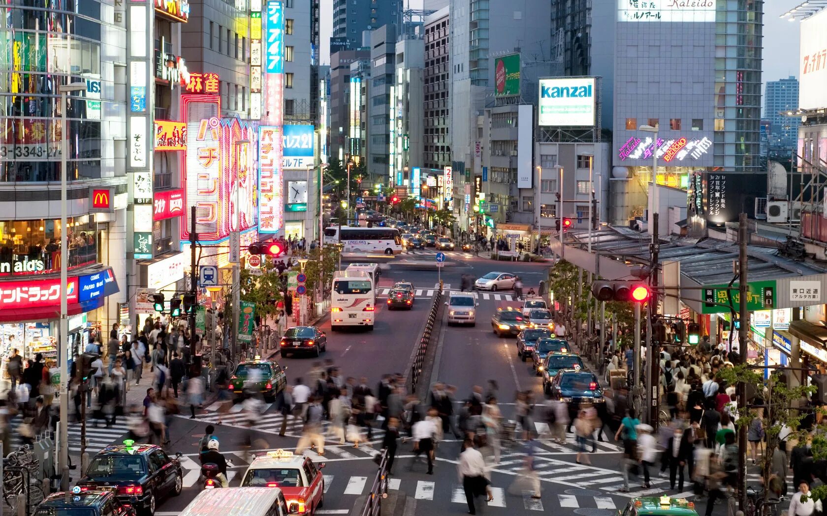 Население Токио в 2000. Многолюдный Токио. Современная Япония. Оживленный город.