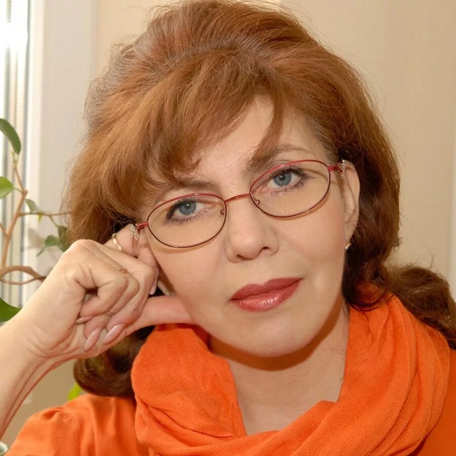 Киселева г санкт петербург. Шелковая юбка серая с широкой, футболкой. Шелковая юбка с футболкой. Елена киселева общественная приемная. Анна киселева санкт-петербург.