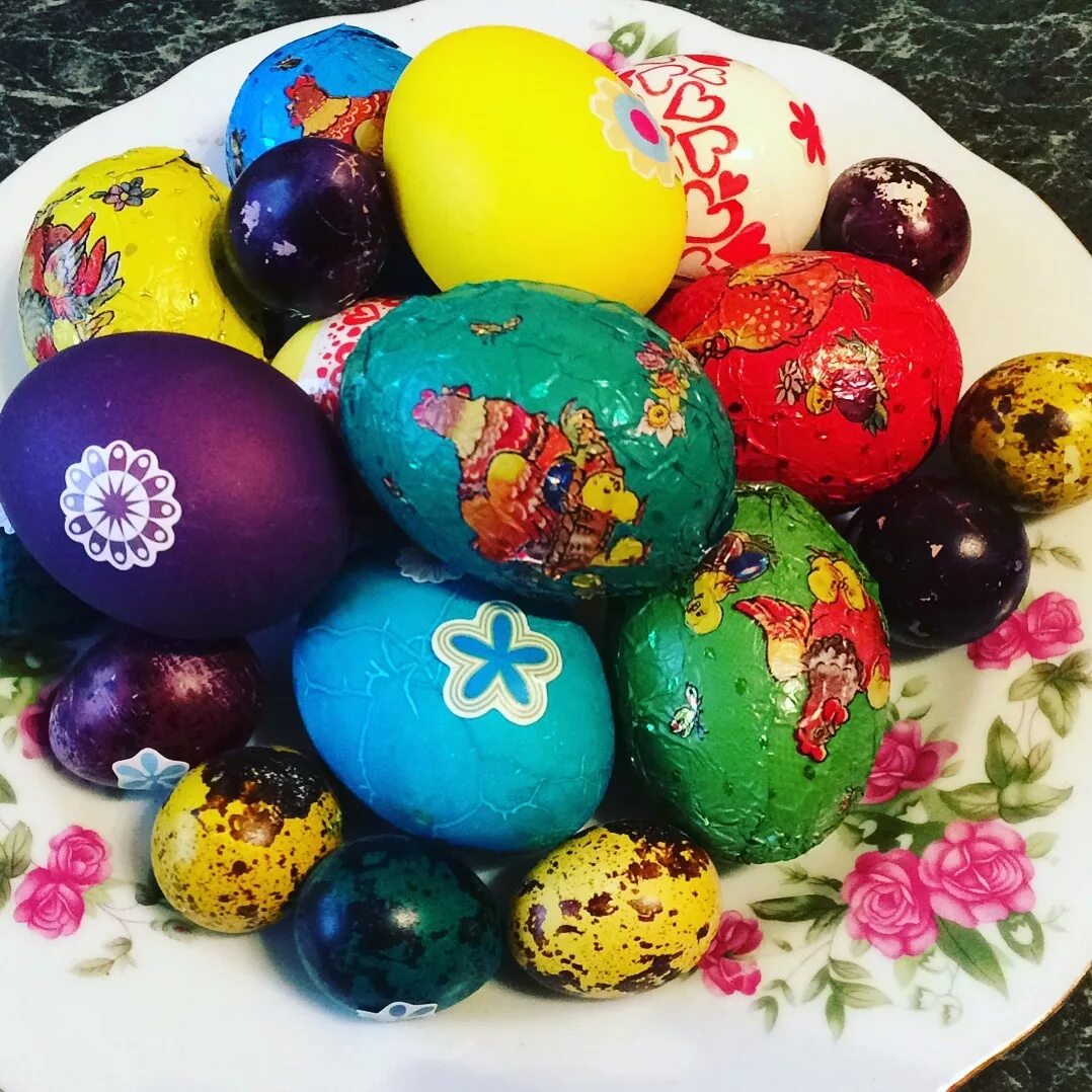 Где найти пасхальные яйца в фк. Яйцо Пасха. Крашеные яйца на Пасху. Красивые куличи и крашеные яйца. Куличи пасхальные и яйца крашеные.