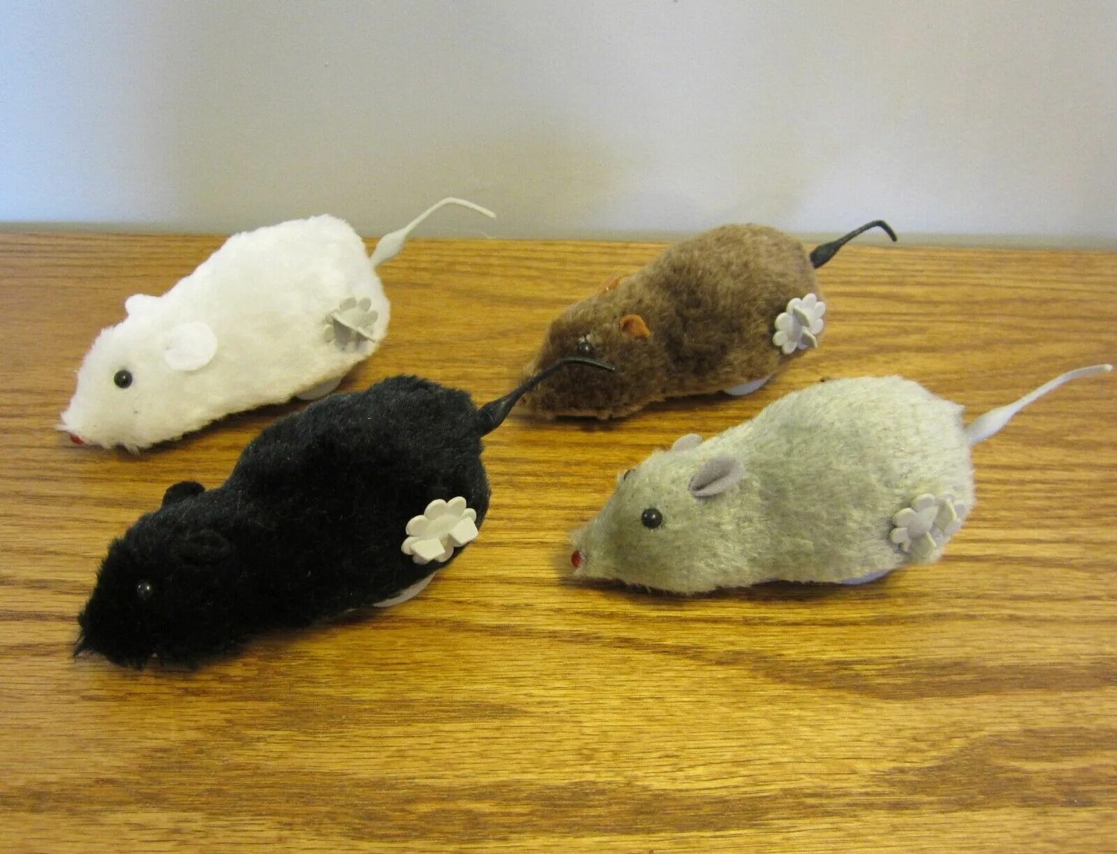 Бегающая мышь для кошек. Заводная мышка. Заводная игрушка мышь. Заводной мышонок. Бегающая мышка игрушка.