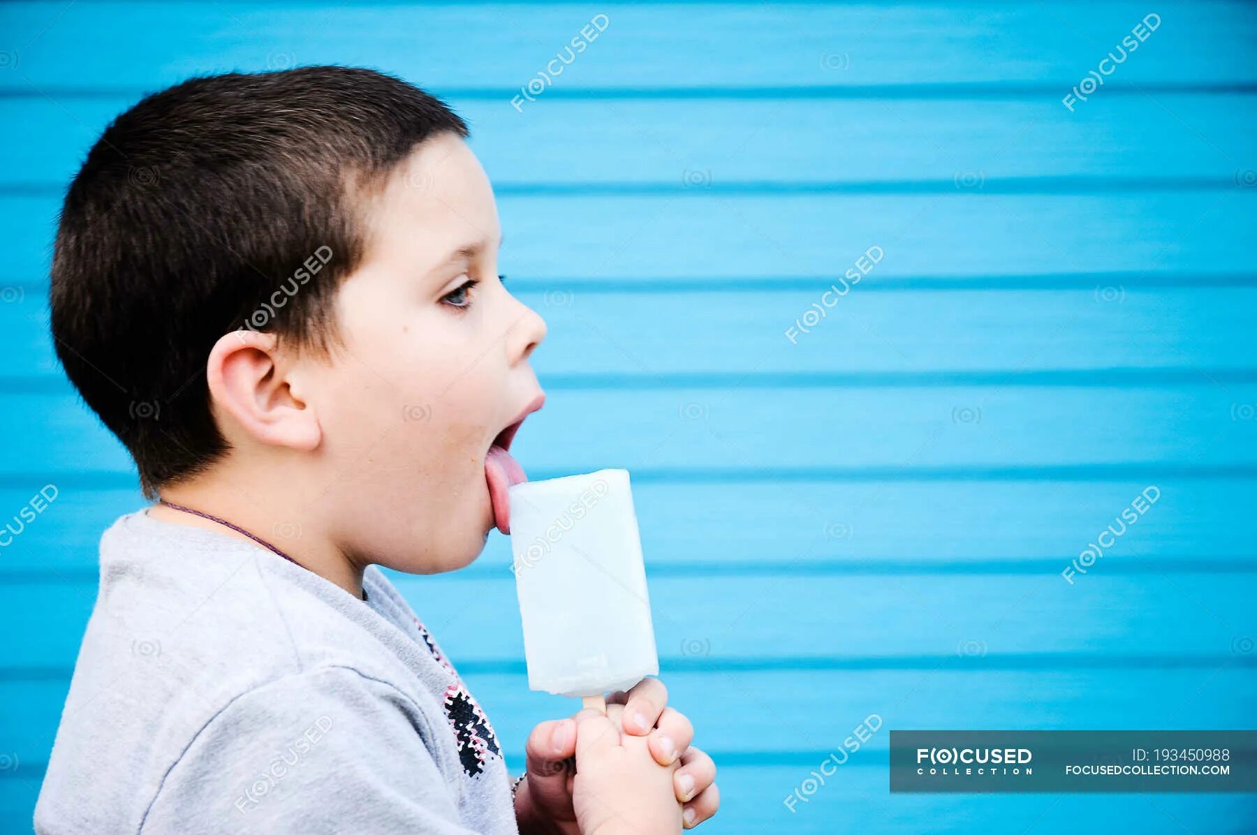 Мальчик лижет мороженое. Мальчик облизывается. Мальчик облизывает мальчика. Boy лижет мороженое. Licking boy girl