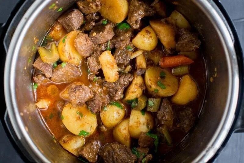 Как в мультиварке приготовить картошку жаркое. Тушёная картошка с мясом. картошка с мясом в мультиварке. тушёная картошка с мясом в кастрюле. говядина с картошкой.