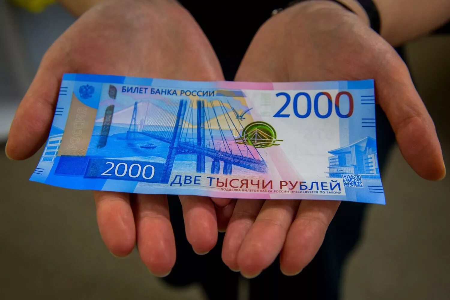 2000 руб в суммах. 2000 рублей. купюра 2000 рублей. 2 тысячи рублей. 2000 тысячи рублей купюра.
