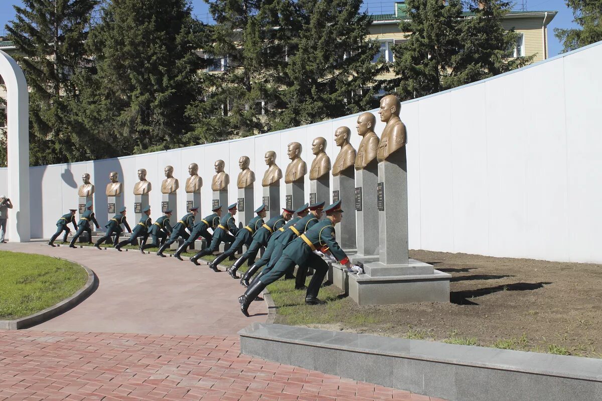 Новосибирском высшем военном командном училище. Высшее военное командное училище в Новосибирске. НВВКУ Новосибирское курсанты. Аллея героев НВВКУ. Военное командное училище в Академгородке.