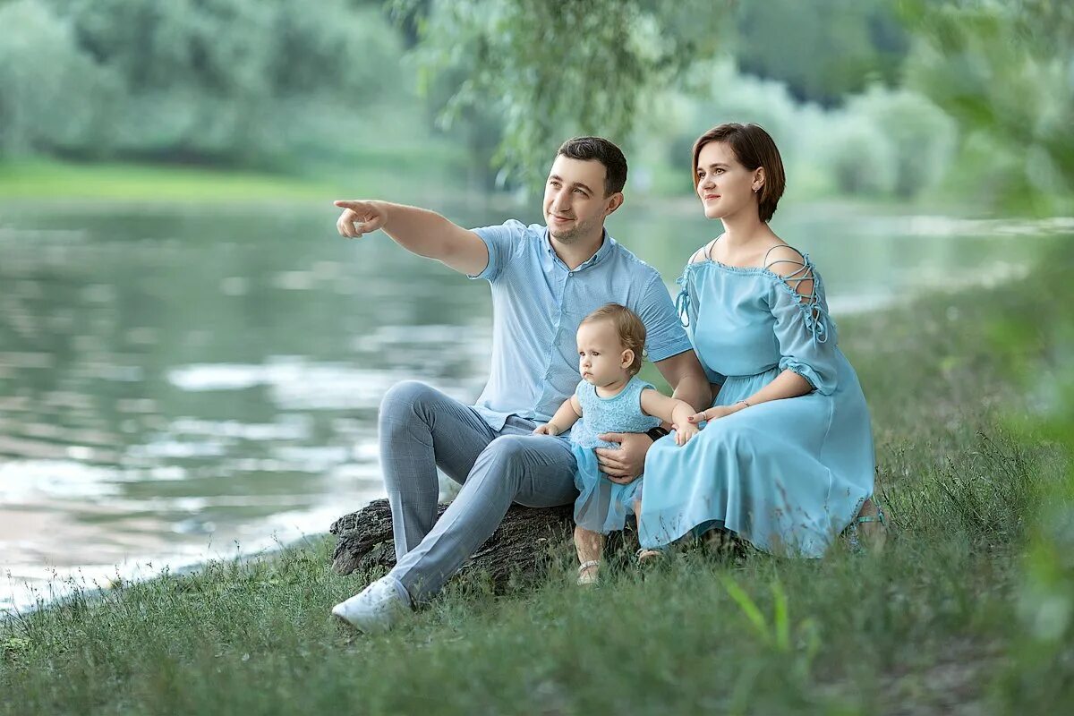 Фотография семьи. Летняя семейная фотосессия на природе. Счастливый ребенок с родителями. Счастливая семья на природе. Счастливая семьясемья.