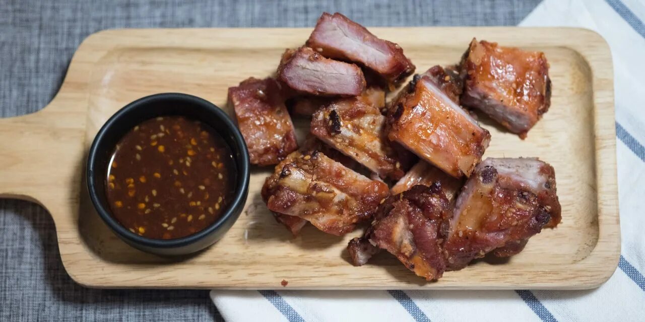 Ребрышки свиные с медом и соевым соусом. Свиные рёбрышки в духовке с медом и горчицей и соевым. Рёбрышки свиные в духовке с медом и соевым соусом. Ребрышки свиные с медом и соевым соусом. Свиные рёбрышки в медово-горчичном соусе.