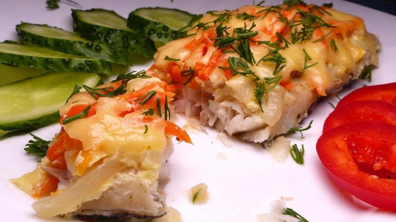 Вкусный рецепт горбуши с овощами. Рыба хек филе. Рыба хек запеченная. Хек в духовке с овощами. Хек запеченный с овощами.