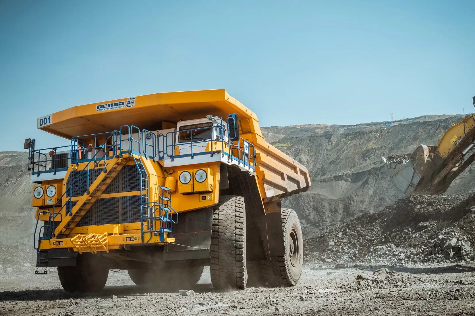 Карьерный самосвал белаз 75600. Белаз 75135. Карьерный самосвал. Liebherr t282b и белаз. Белаз-75600 самосвал.