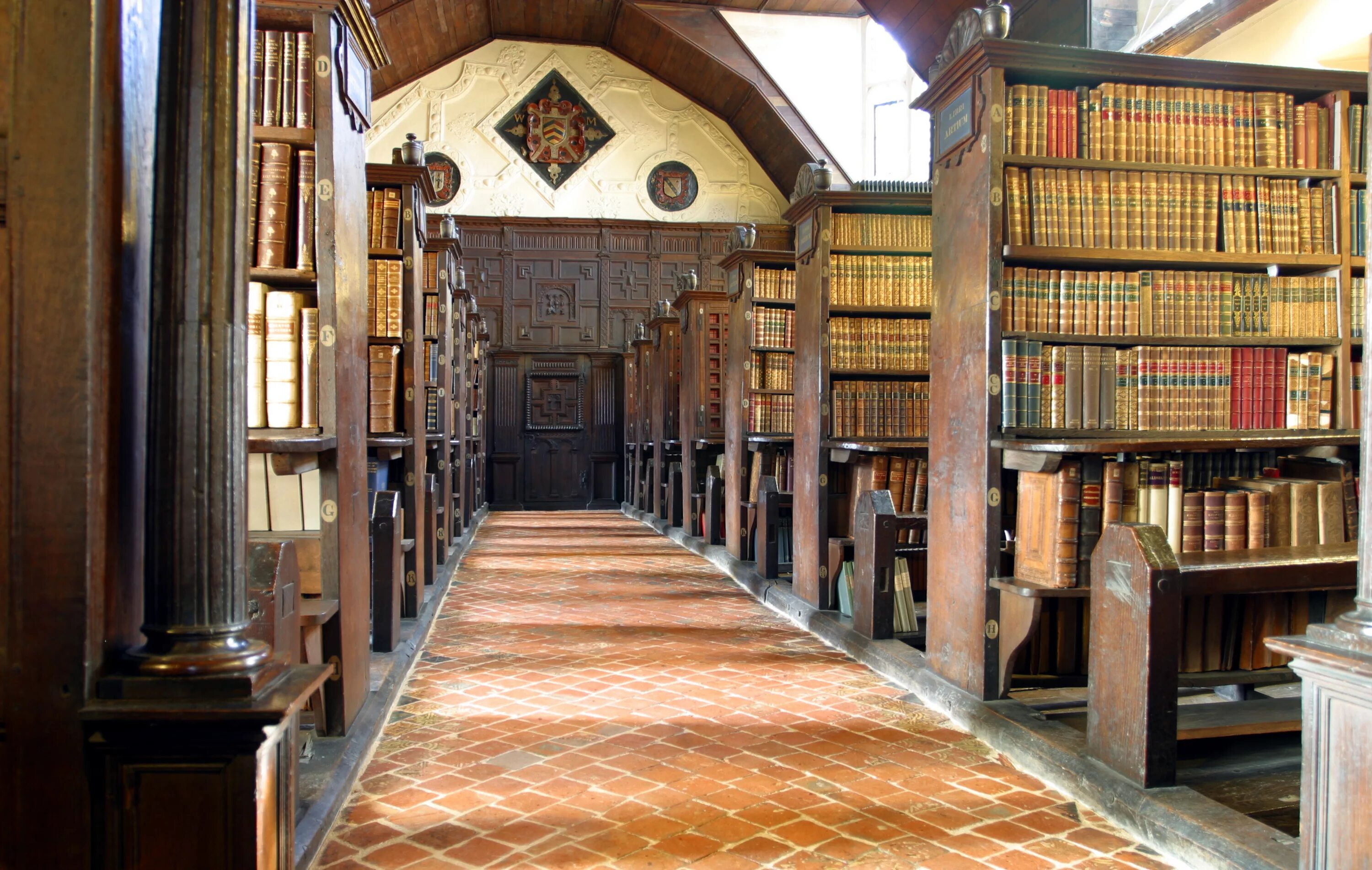 Правая библиотека. Мертон-колледж (Оксфорд). Библиотека Тринити-колледжа, Дублин, Ирландия. Библиотека Тринити-колледжа в Дублине. Оксфордский университет библиотека.