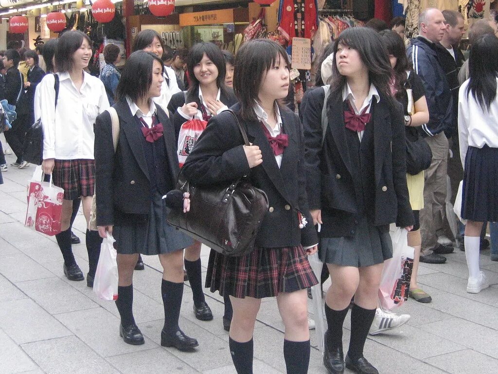 Schoolgirl bus. Японские школьники. Обычный японский школьник. Школьная форма в Токио. Школьная форма в Японии.