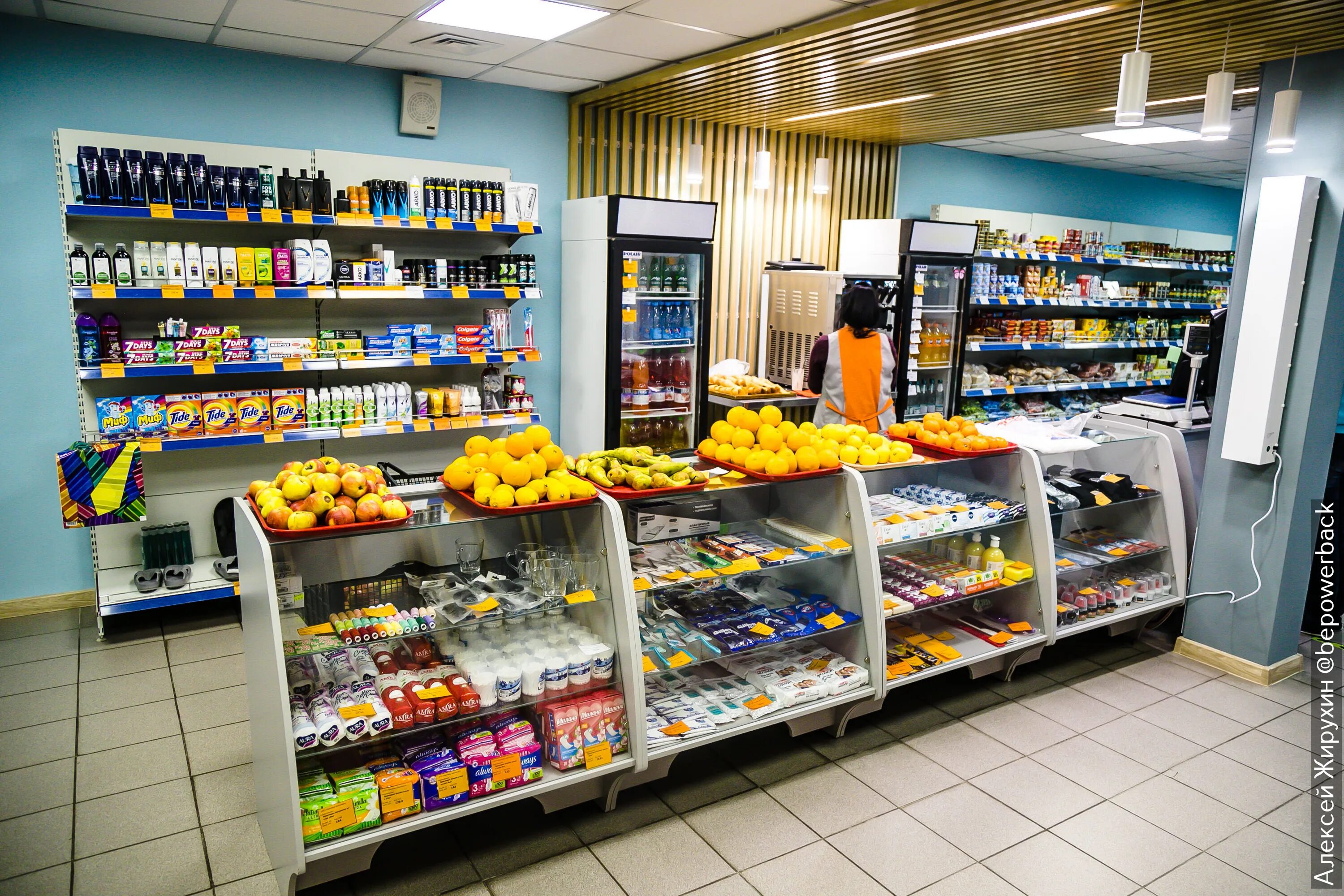 Маленький магазинчик продуктов. Маленькие магазины в америке. Маленький продуктовый магазин внутри. Малый магазин это. Малый магазин это.