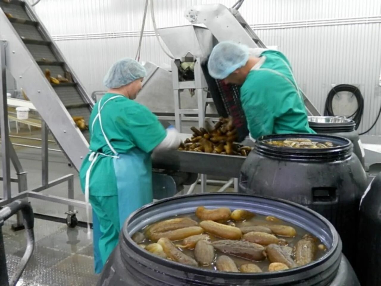 Производственный цех. Производством консервной продукции. Консервные заводы краснодарского края. Консервный цех. Сырье для производства мясных консервов.