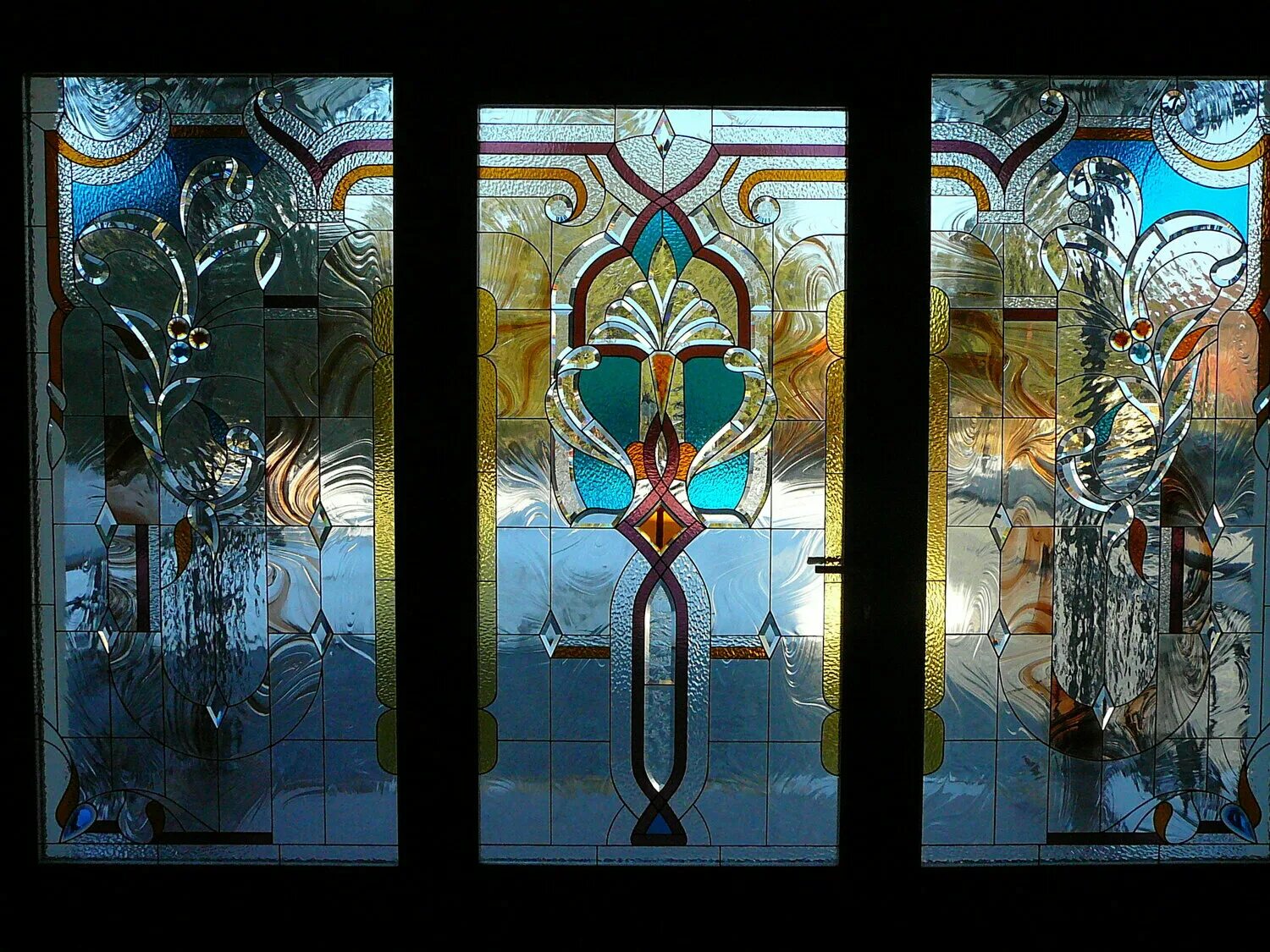 витраж в стене. витраж шолохова. мори окна роста витражи. витраж шолохова. витраж окно ванная.