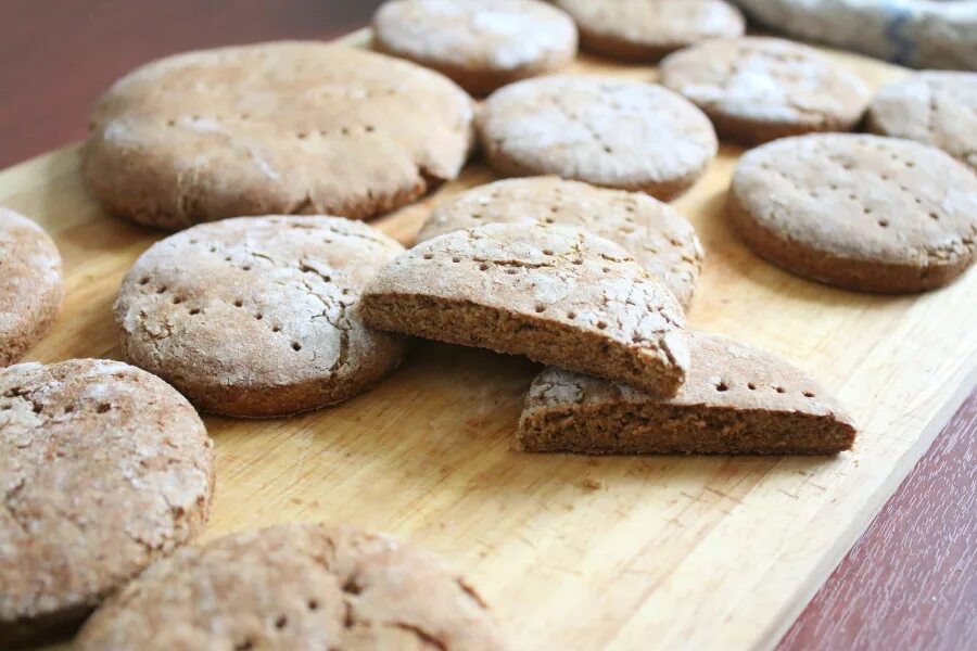 Выпечка из ржаной муки рецепты. Печенье с грецкими орехами. Выпечка из разной муки. Печенье с ржаной мукой. Хлебные булочки из ржаной муки.