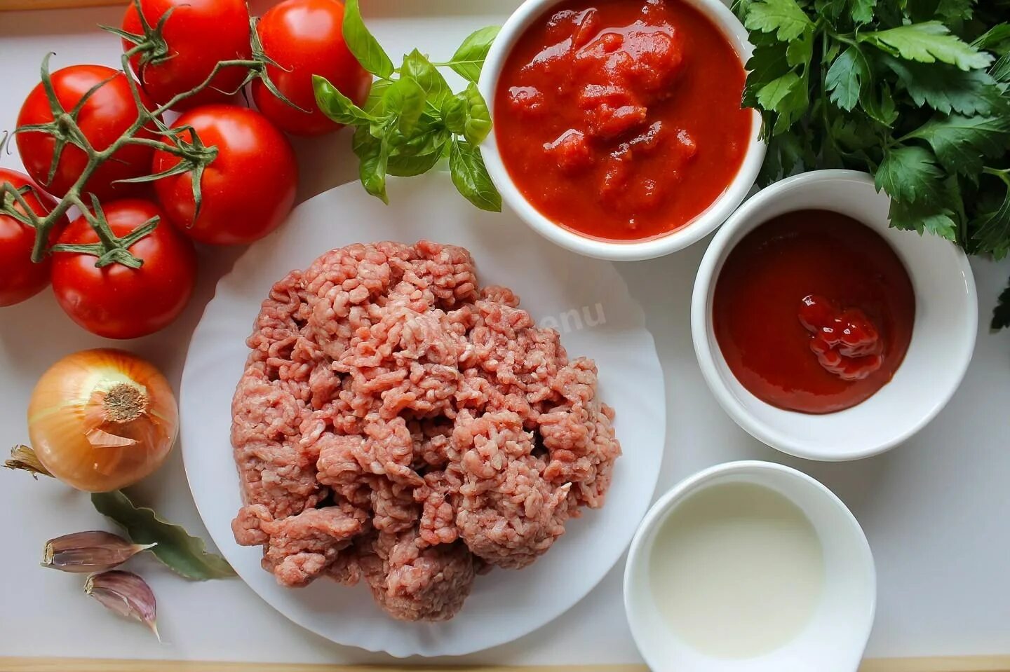 Соус с фаршем и помидорами. Соус для фарша. фарш в томатном соусе. соус болоньезе с фаршем. паста с фаршем и томатной.