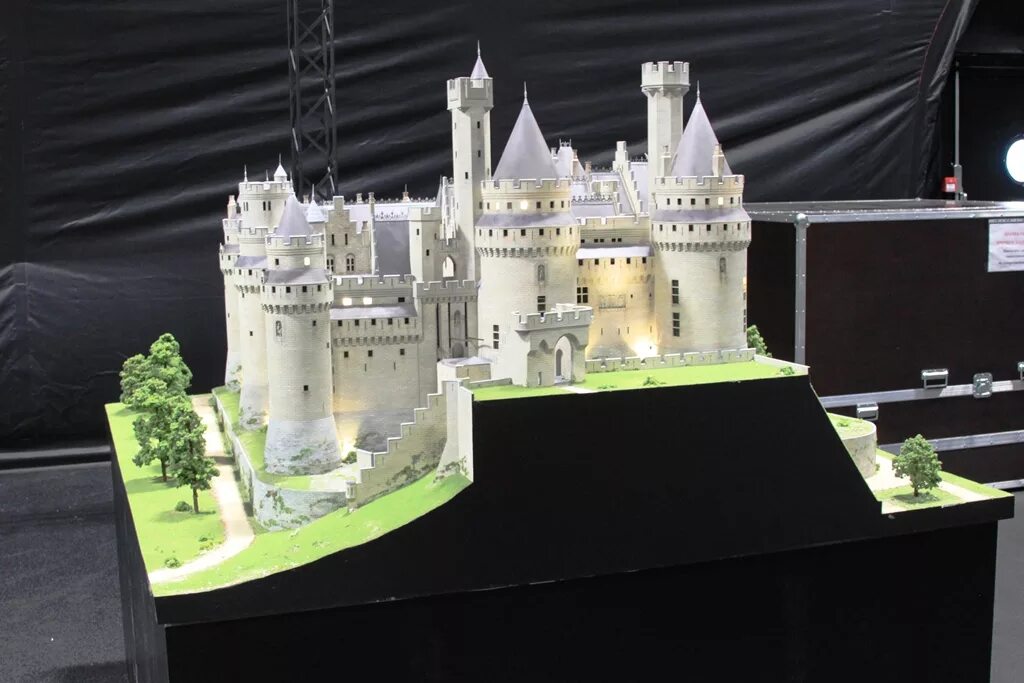 Замок из какого материала. Макет крепости. Макеты крепостей и замков. Крепость из спичек. Миниатюрный замок.