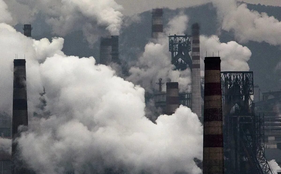 Загрязнение атмосферы углекислым газом. Загрязнение воздуха. Загрязненность атмосферного воздуха. Выбросы углекислого газа в атмосферу. Заводы загрязняют воздух.