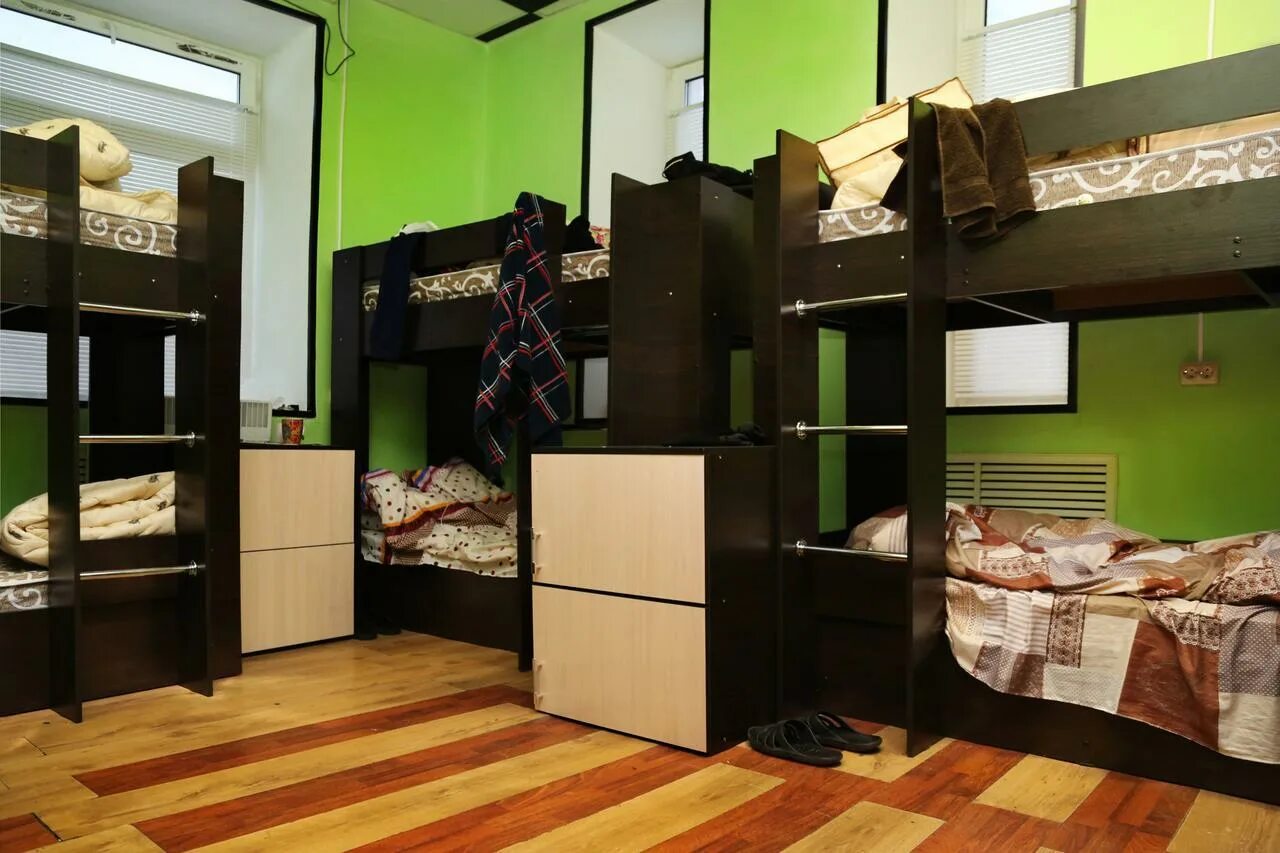 хостелы в москве. хостел. студенты в общежитии. санузел в комнате общежития. хостел capsule москва.