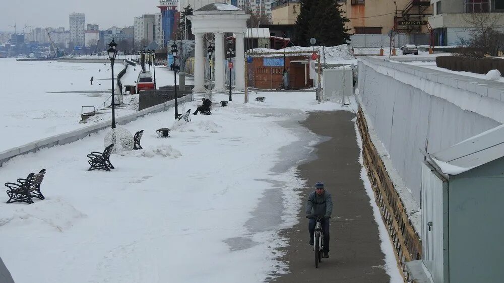 Каток на набережной самара. Каток на набережной саратов. 2018 каток на набережной. каток остров на пруду в воткинске на набережной. каток на ост.черкизово около шитовой набережной.