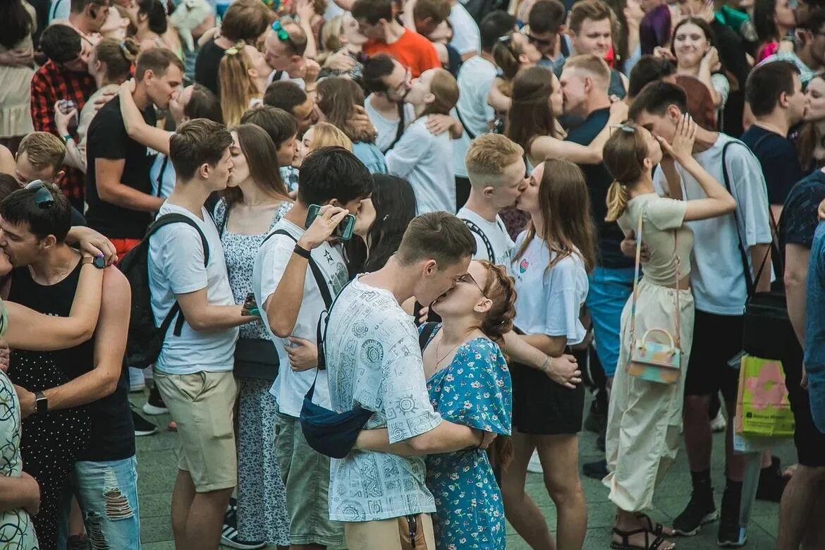 Рекорд по поцелую. Массовые поцелуи. Самый массовый поцелуй рекорд. Первый флэшмоб в России. Массовый поцелуй в Нижнем.