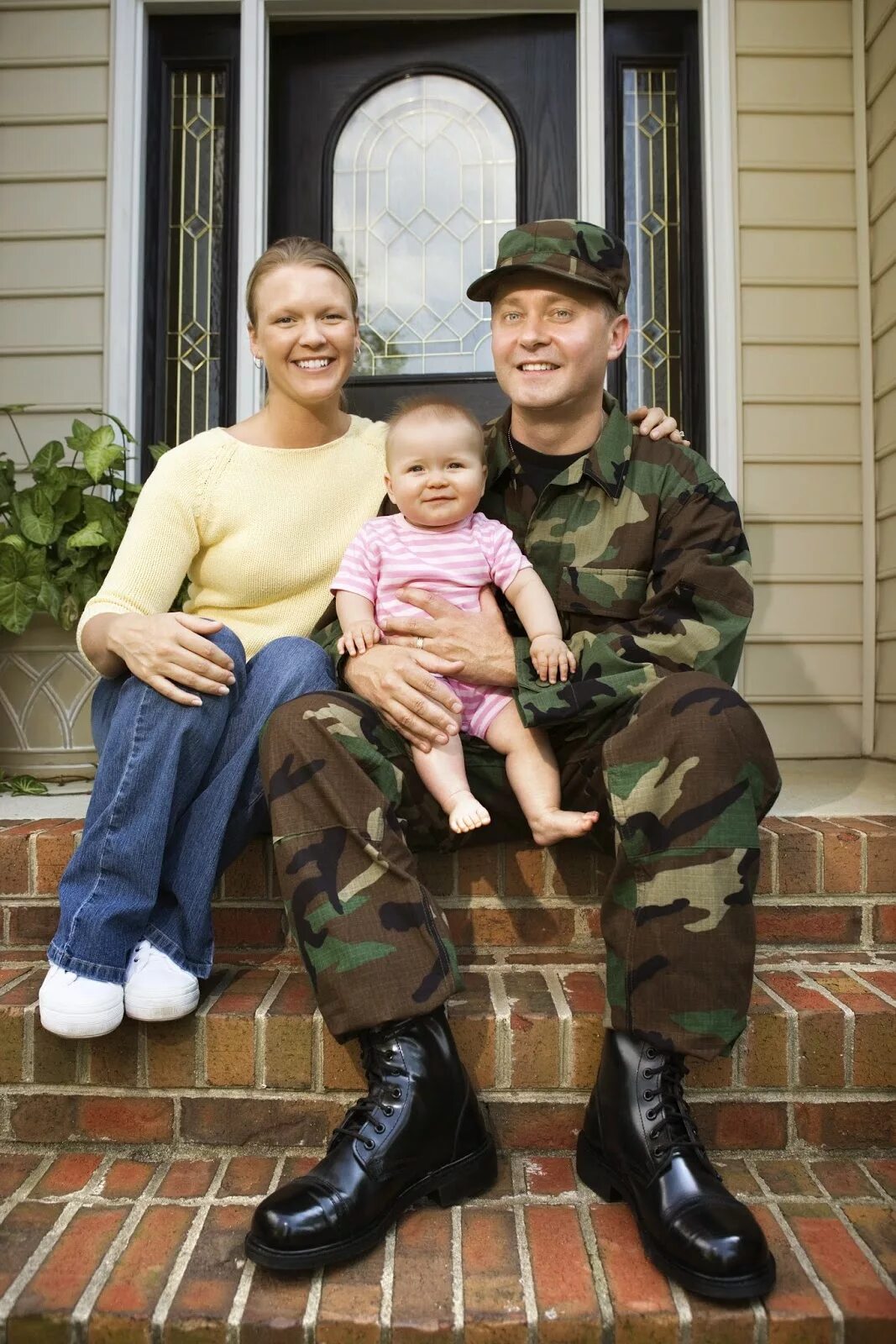 Единовременное военный семья. Семья военного. Семья военнослужащего. Солдат с семьей. Военный с ребенком.