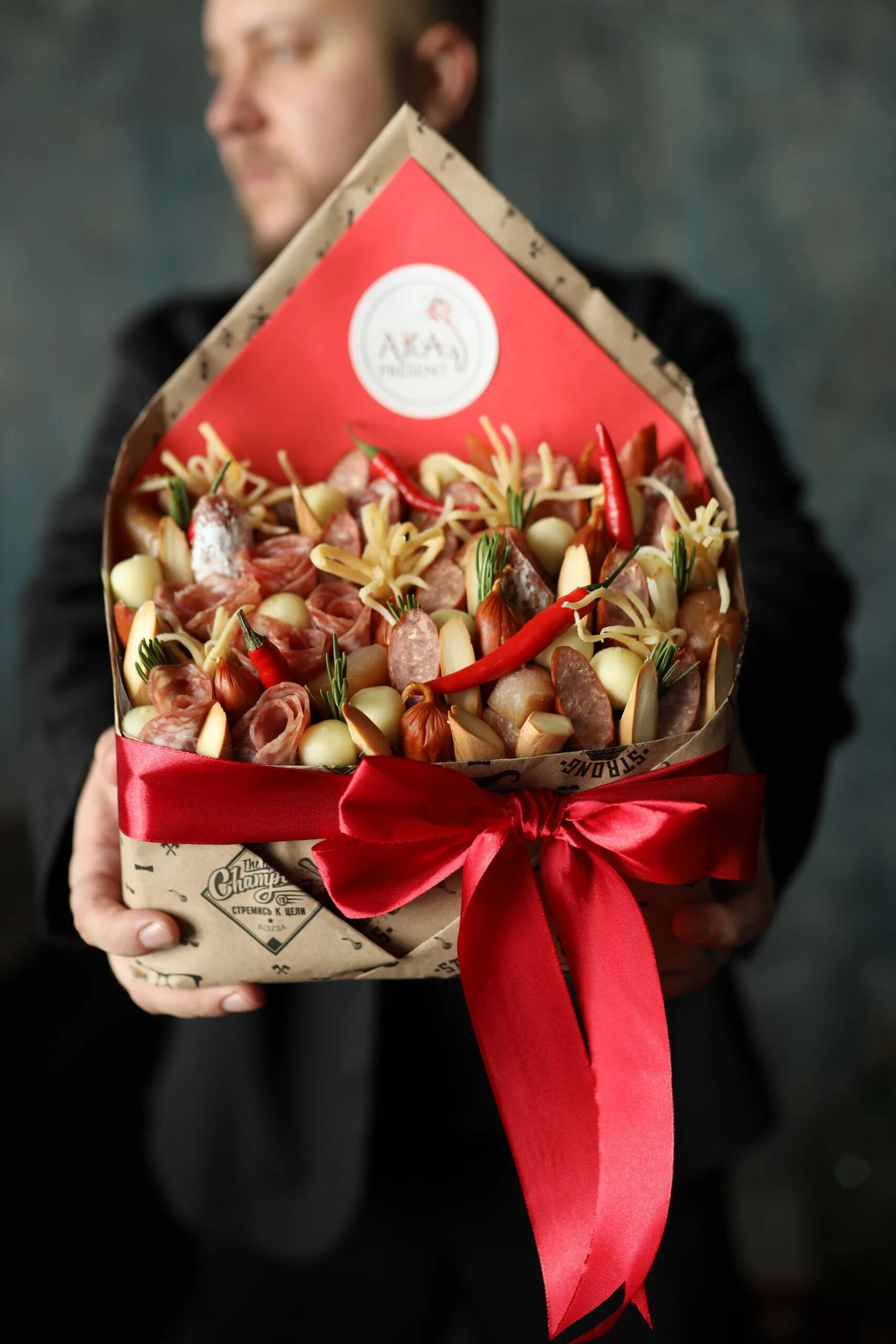 Сырный конверт флористика. Съедобные букеты женские и конверты. Букет из продуктов. Мясной конверт букет. Съедобный конверт.