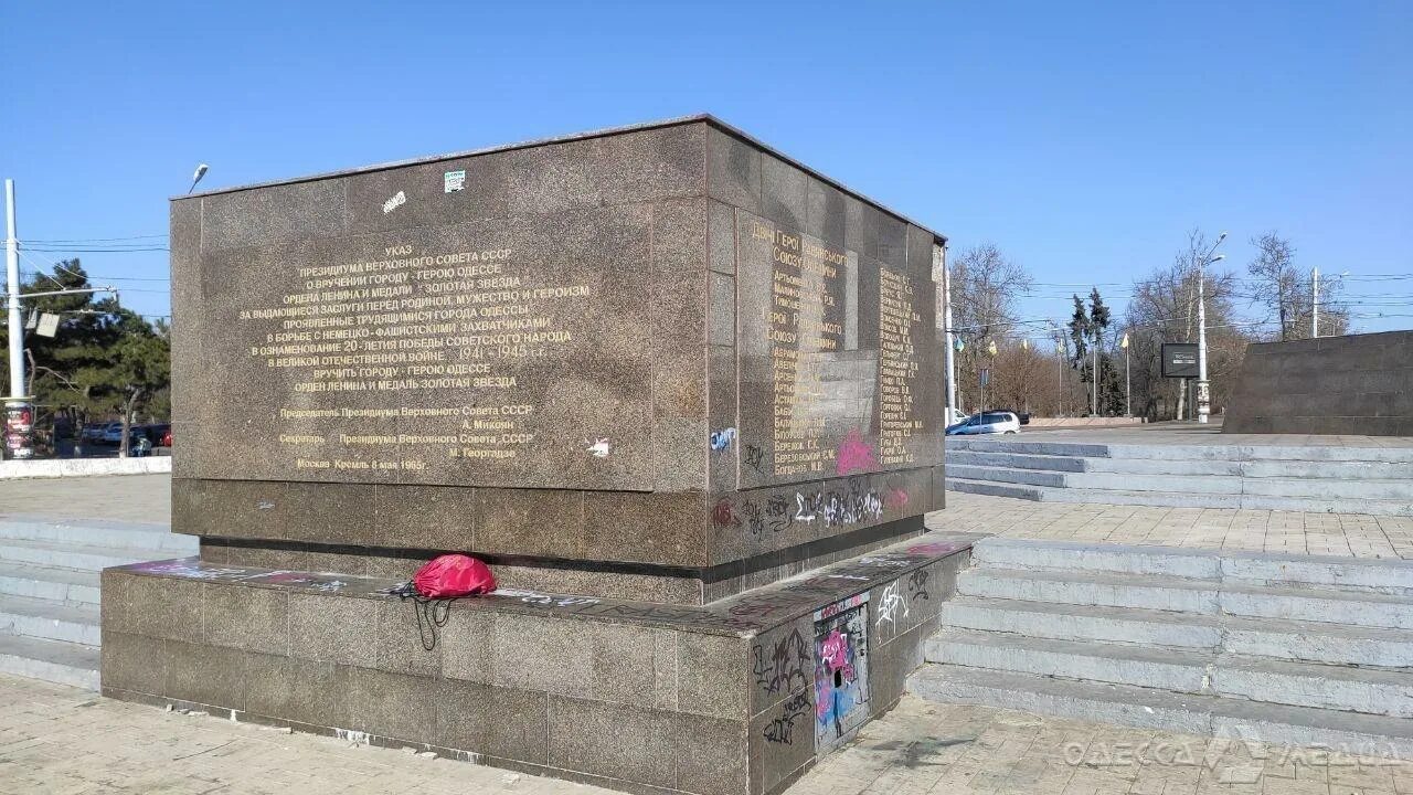 Площадь 10 апреля. Мемориал на площади 10 апреля в Одессе. Памятник освободителям Одессы. Мемориал Крылья Победы в Одессе. Мемориальный комплекс в 160 в Одессе.
